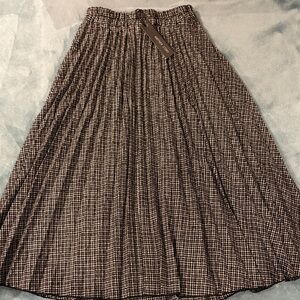 Suzy Shier Black and White pleated A-Line Skirt